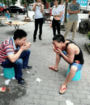 吃瓜女GIF,揭秘吃瓜女GIF背后的趣味瞬间  第1张