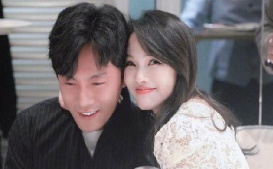 明星恋情吃瓜,甜蜜瞬间与分手传闻，吃瓜群众围观现场  第2张