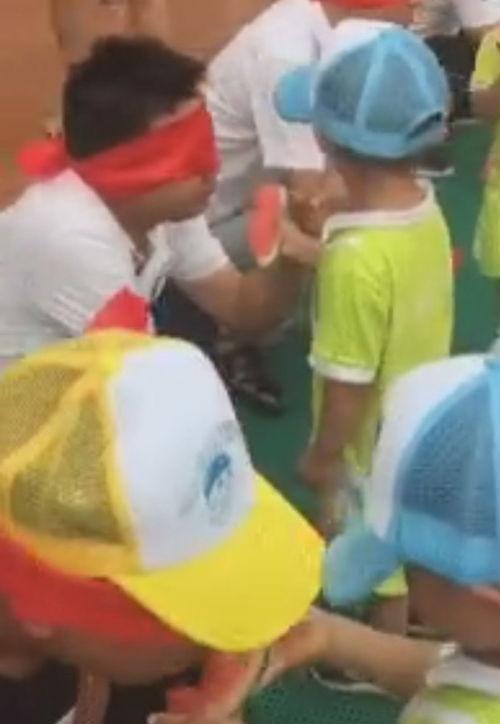 小孩滑倒喂爸爸吃瓜 第1张 小孩滑倒喂爸爸吃瓜 第1张