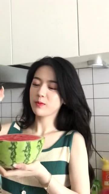 美妞吃瓜样子,笑料百出，一场视觉盛宴！  第1张